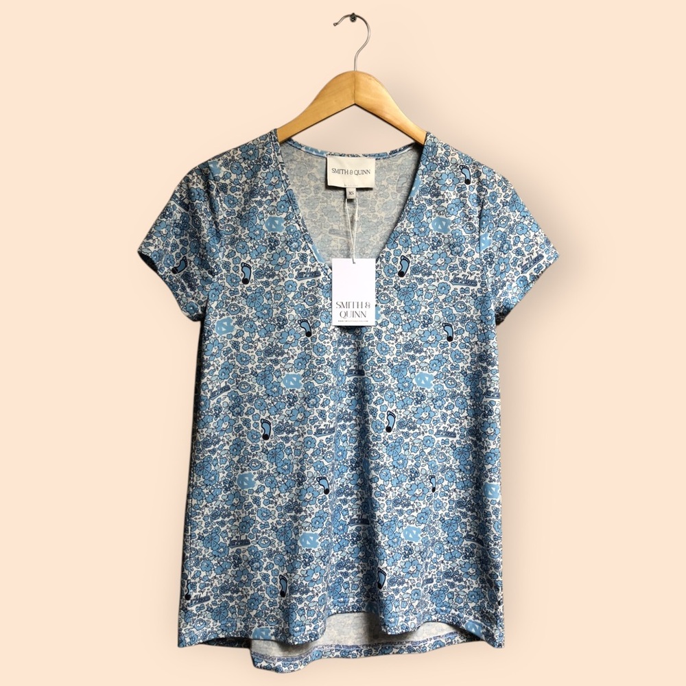 Smith & Quinn NWT Tailgate Collection North Carolina Tar Heels V-neck Shirt XS